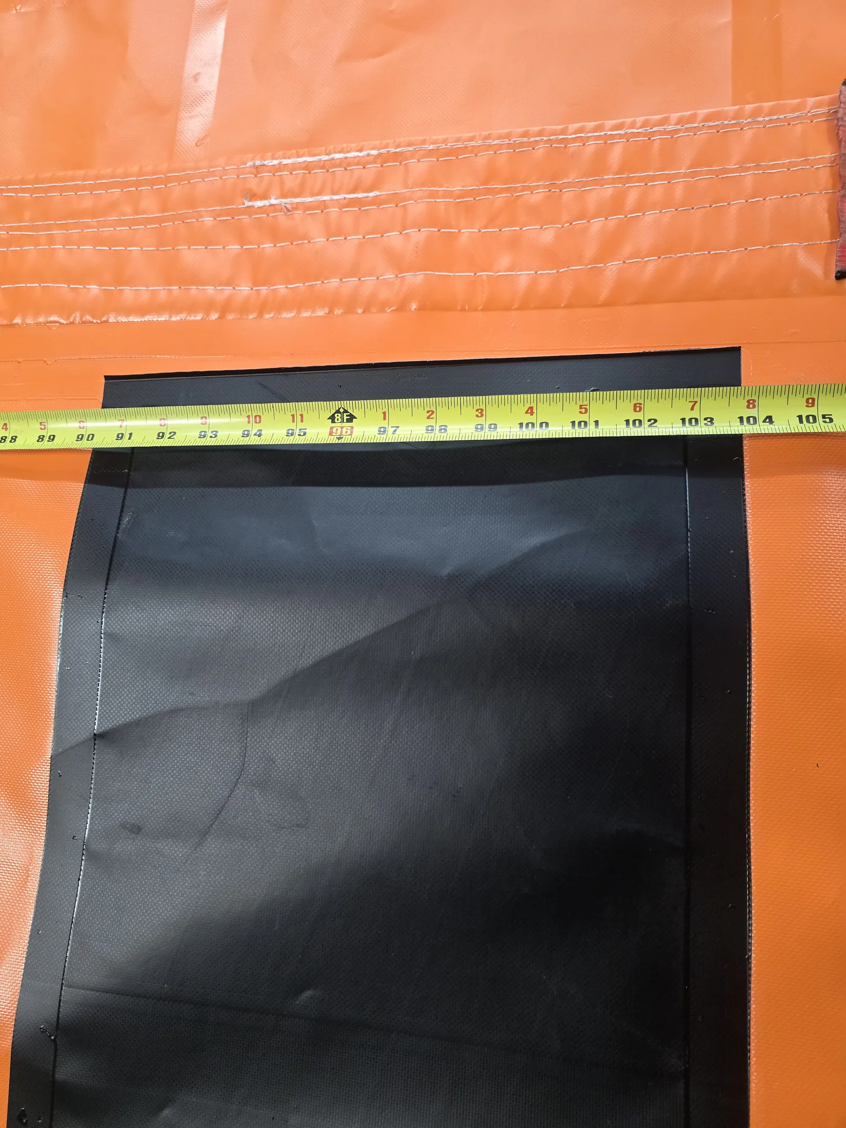 Walking-floor tarp installed on an open-top trailer